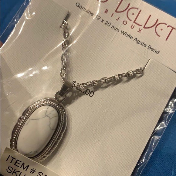 Red velvet bijoux white agate bead necklace - Picture 2 of 2